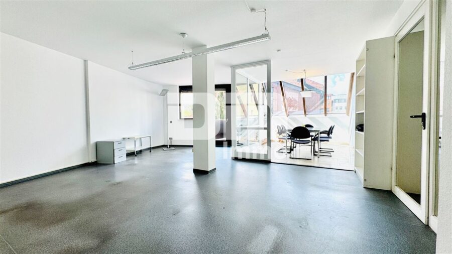 Schöne zentral gelegenes Büro mit zwei Balkonen und Tiefgaragenstellplatz - Büroraum 1 groß / Zugang Balkon 1